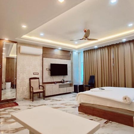 V Square Airport Hotel Lucknow Exteriör bild
