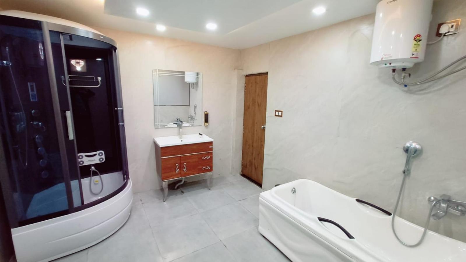 V Square Airport Hotel Lucknow Exteriör bild