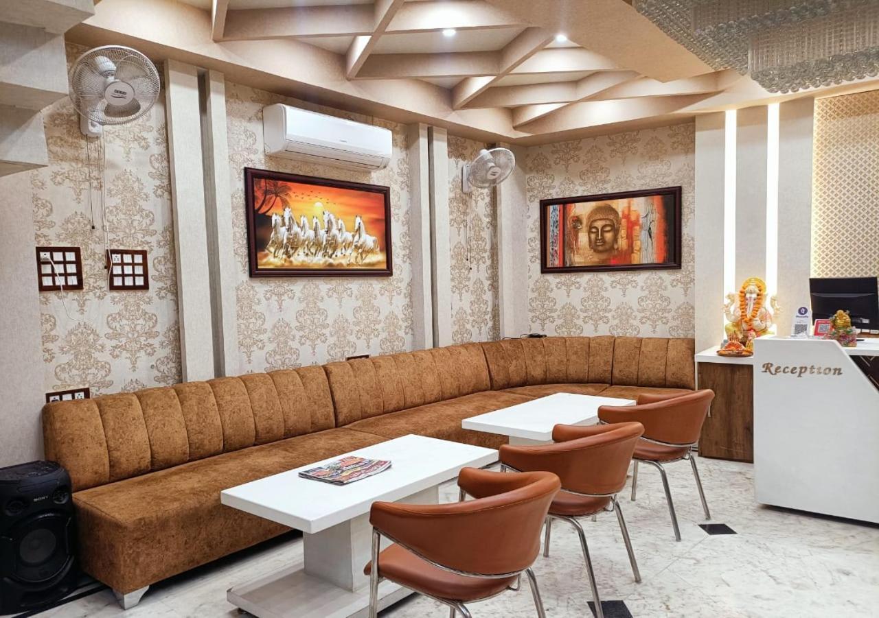 V Square Airport Hotel Lucknow Exteriör bild