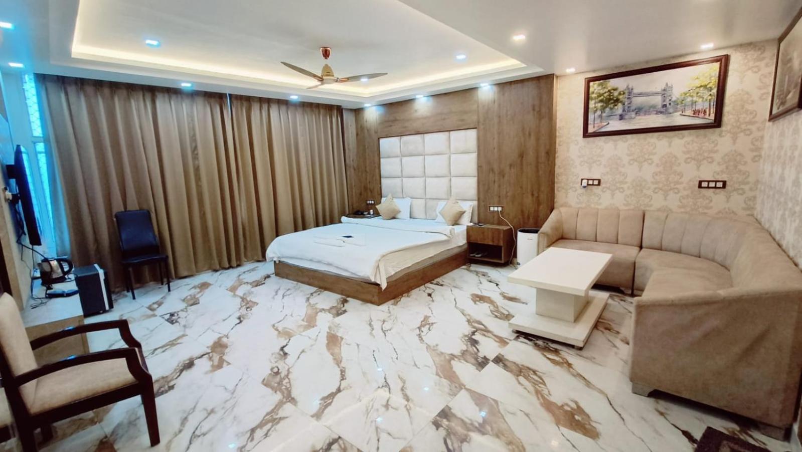 V Square Airport Hotel Lucknow Exteriör bild