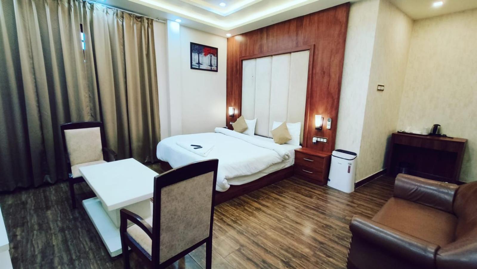 V Square Airport Hotel Lucknow Exteriör bild