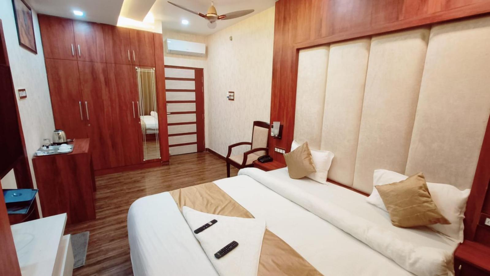 V Square Airport Hotel Lucknow Exteriör bild