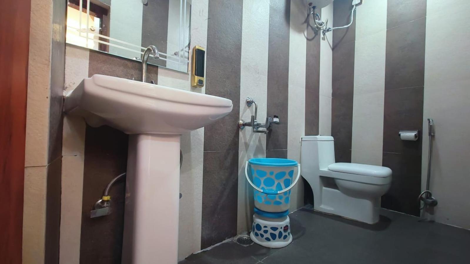 V Square Airport Hotel Lucknow Exteriör bild