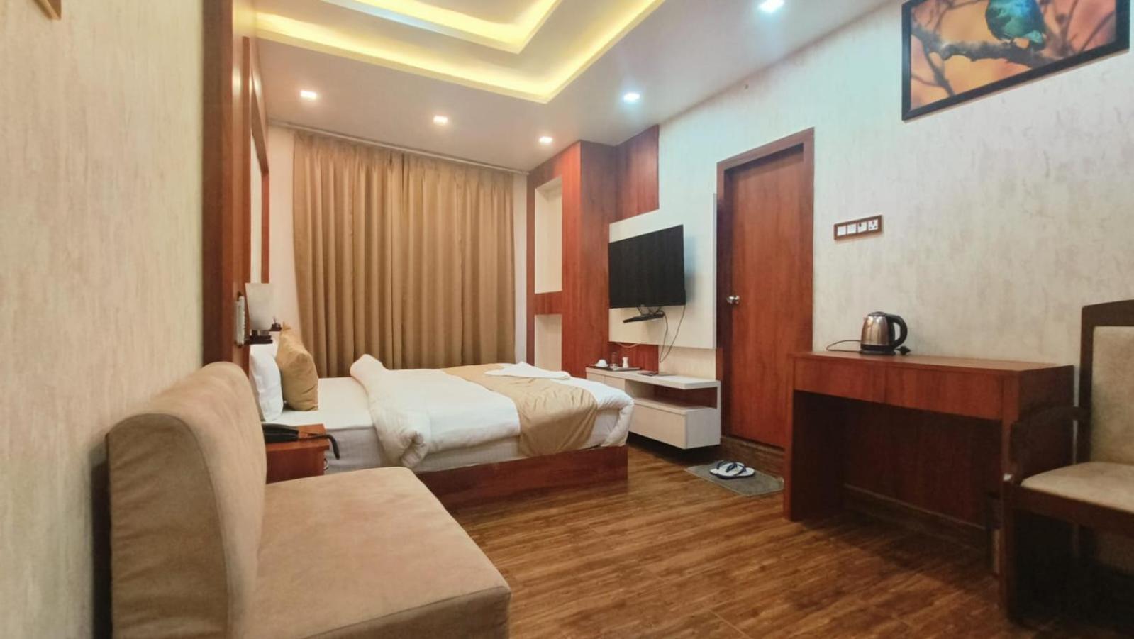 V Square Airport Hotel Lucknow Exteriör bild