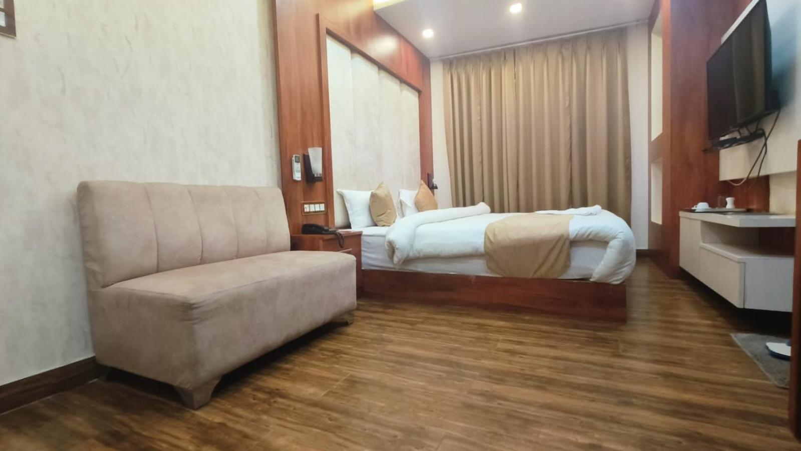 V Square Airport Hotel Lucknow Exteriör bild