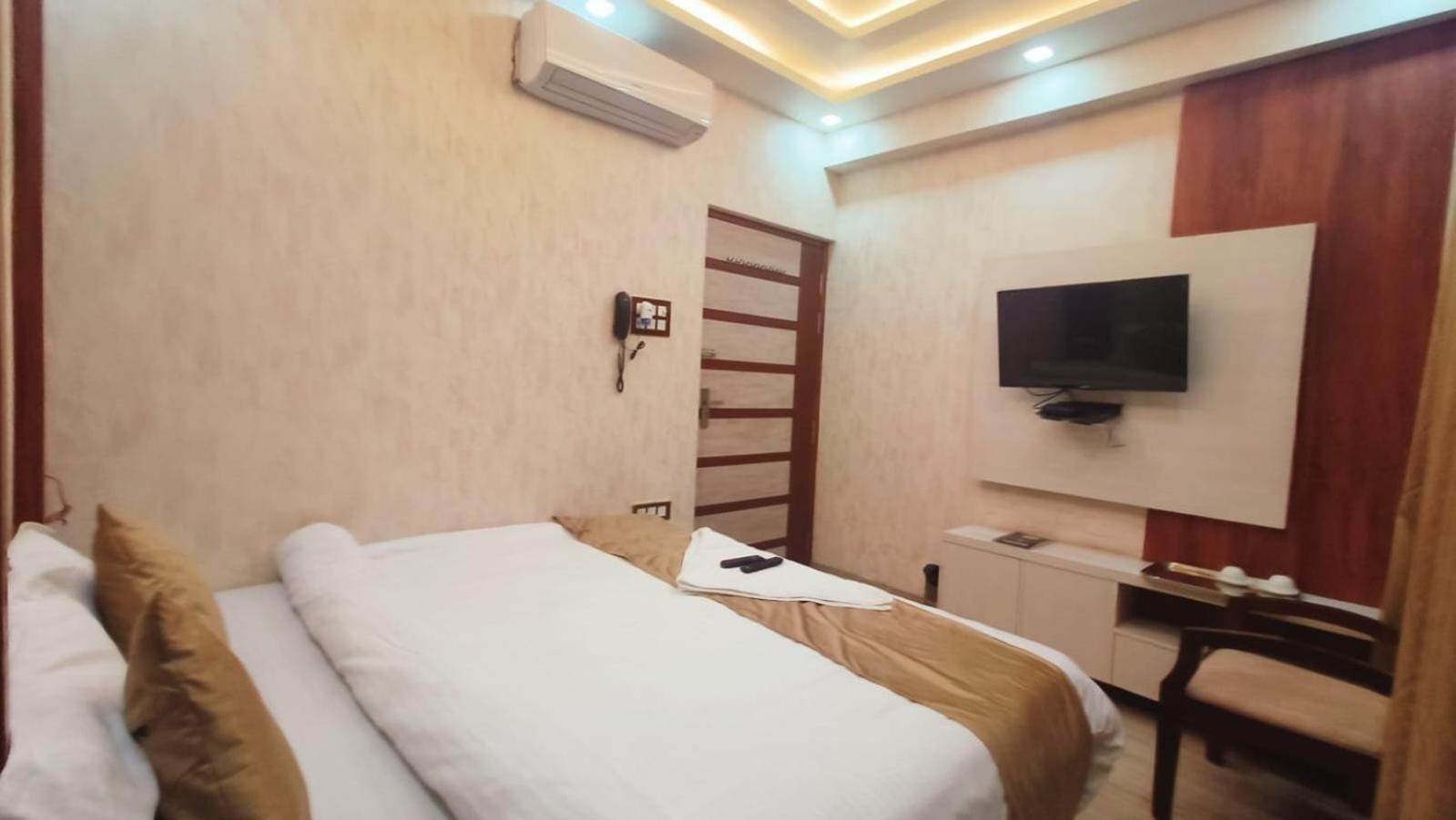 V Square Airport Hotel Lucknow Exteriör bild