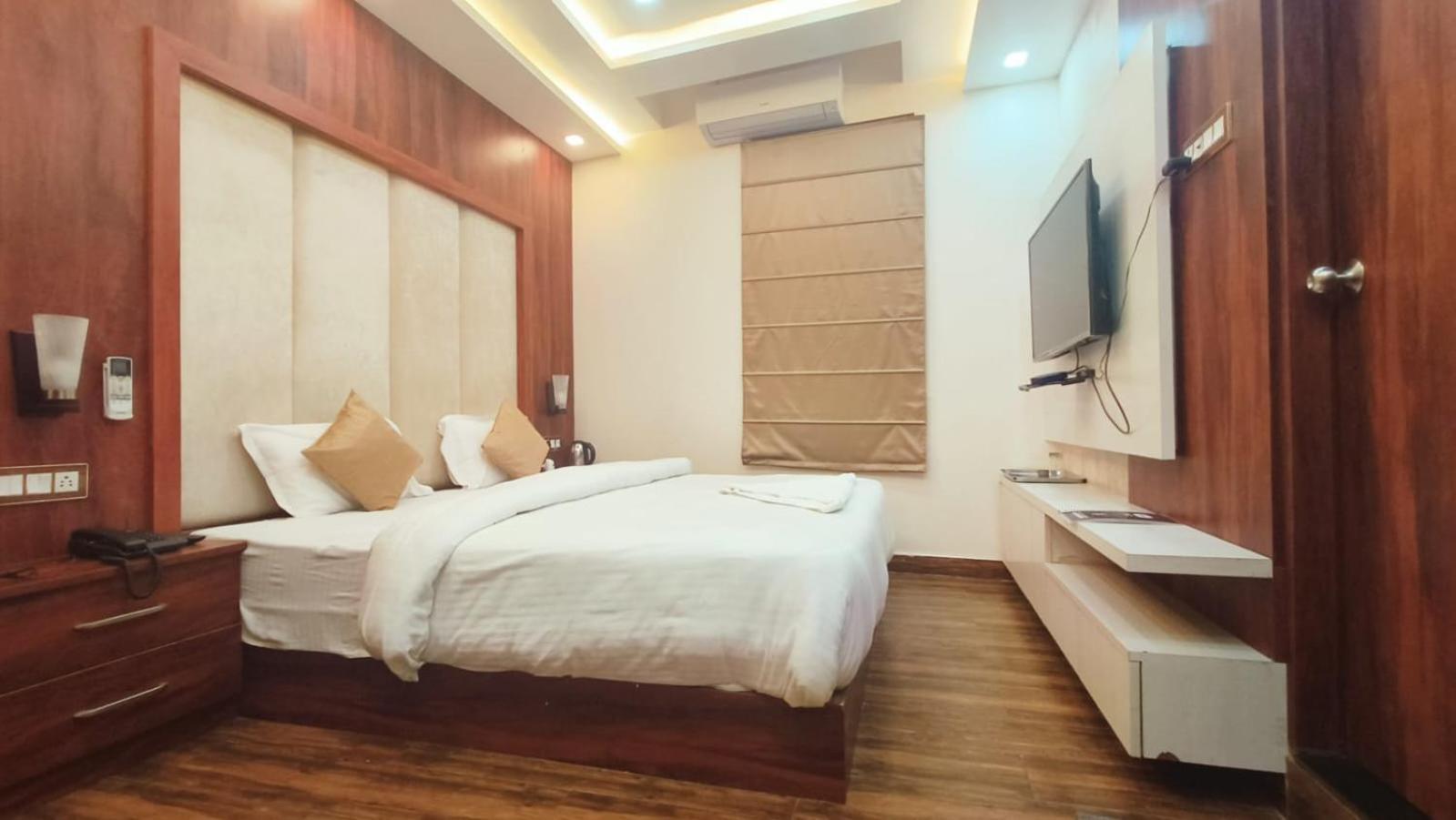 V Square Airport Hotel Lucknow Exteriör bild