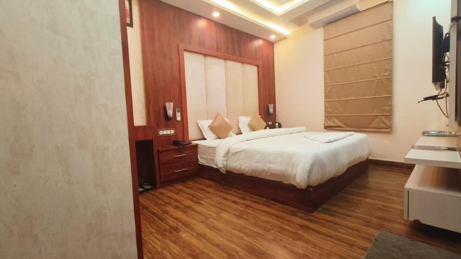 V Square Airport Hotel Lucknow Exteriör bild