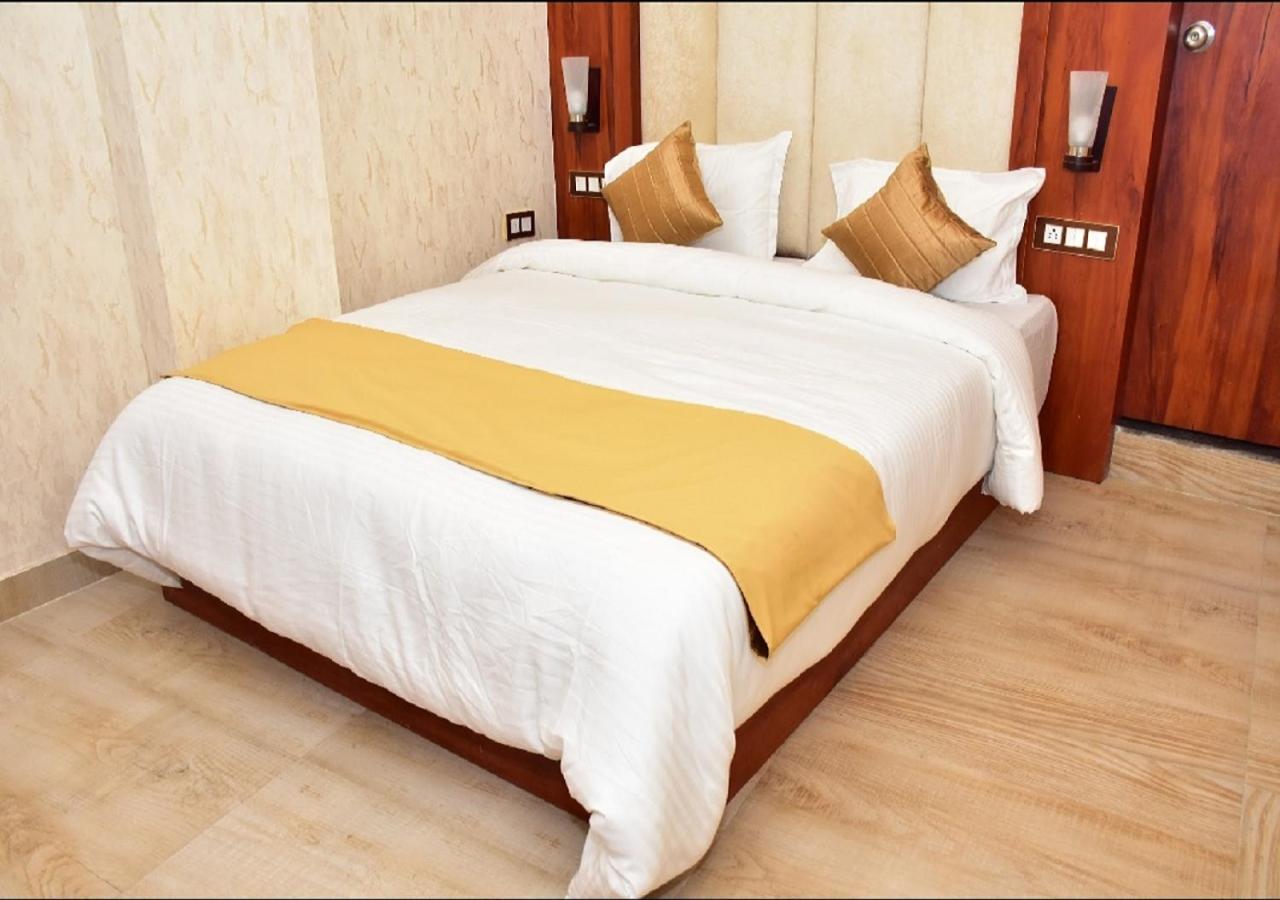 V Square Airport Hotel Lucknow Exteriör bild