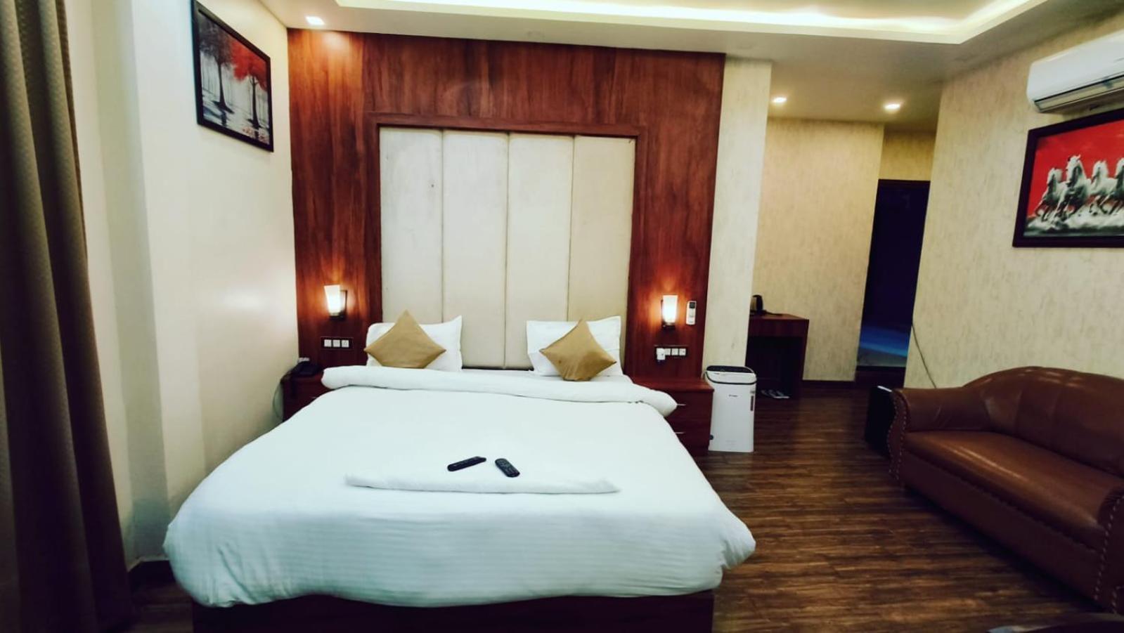 V Square Airport Hotel Lucknow Exteriör bild
