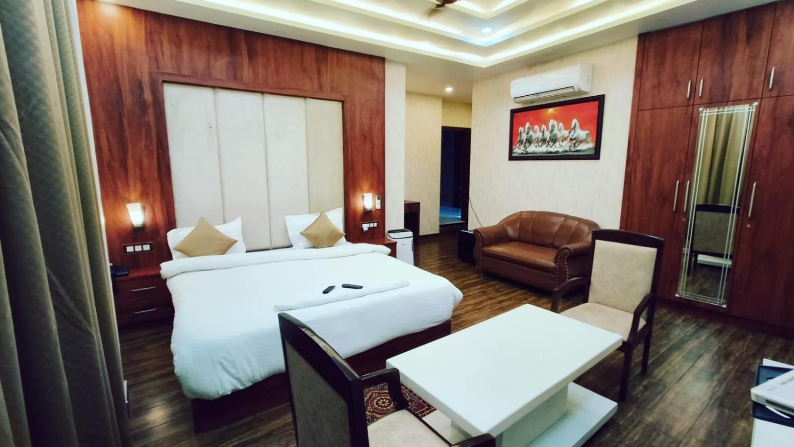 V Square Airport Hotel Lucknow Exteriör bild