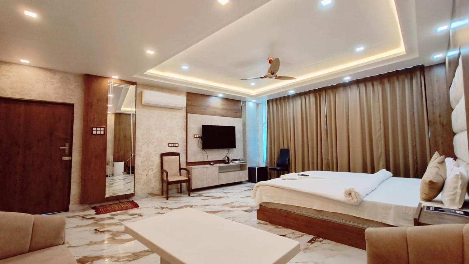 V Square Airport Hotel Lucknow Exteriör bild